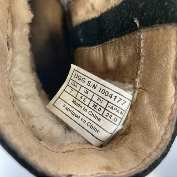 UGG Neevah short boot black leather Shearling lined size 7 - Picture 9 of 12